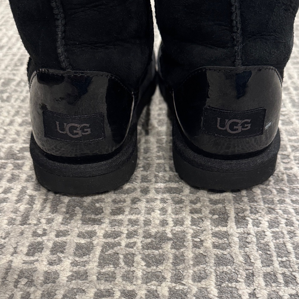 Black Ugg big kid boots size 4 - Picture 2 of 6